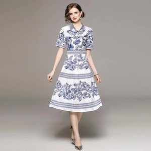 Élégante robe blanche à manches courtes avec imprimé floral bleu et taille cintrée