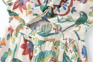 Detail eines geblümten V-Ausschnitt-Kleides mit Twist-Knoten und Taillenausschnitt