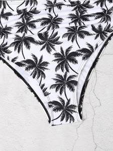 Detail einer weißen Bikinihose mit schwarzem Palmenmuster und sauberer Kantennaht