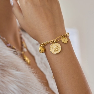 Mannequin portant un bracelet en acier 18K avec breloques cœur, trèfle et ange