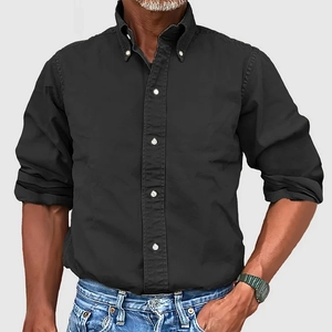 Dettaglio di camicia in cotone nero con bottoni bianchi e trama in tessuto twill