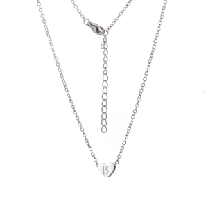 Vue détaillée d'un pendentif cœur argenté avec gravure B et fermoir mousqueton
