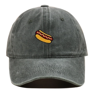Vue détaillée de la broderie hot-dog sur une casquette de baseball en coton délavé gris
