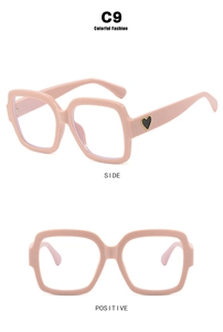 Rosa Übergroße quadratische Sonnenbrille mit goldumrandetem Herzdetail am Bügel