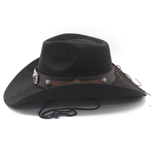 Dettaglio cappello da cowboy in pelle scamosciata con fibbia turchese e cinturino regolabile