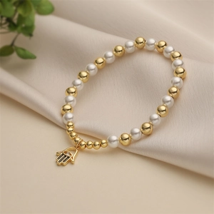 Bracelet main de Fatma à la mode avec des perles dorées et des perles d'imitation blanches