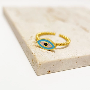 Detailansicht eines verstellbaren Goldperlenrings mit bunter Emaille-Auge-Verzierung