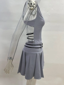 Vue latérale d'une robe plissée lavande avec bretelles élastiques noires sur mannequin