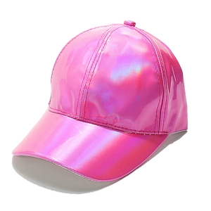 Détail de la casquette de baseball rose holographique en cuir PU à l'aspect brillant
