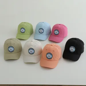 Set mit sieben schnelltrocknenden Nylon-Baseballkappen für Kinder mit bunten Stickereien