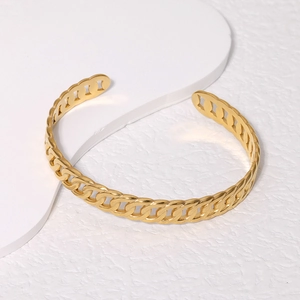 Detailansicht des 18K vergoldeten Edelstahlarmbands mit Kettendesign auf weißem Podest