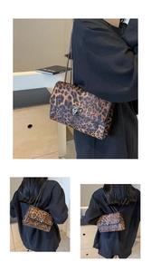 Drei Ansichten einer Umhängetasche mit Leopardenmuster, Kette und Retro-Metallverschluss
