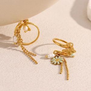 18K gold plated ring with bee, daisy flower charm and pearl tassel details