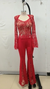 Détail de l'ensemble haut en dentelle rouge et pantalon évasé sur un mannequin de couture