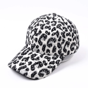 Détail du tissu à imprimé léopard de la casquette et de la structure rigide de la visière