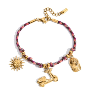 Détail d'un bracelet tressé en acier inoxydable 18K avec breloques soleil et casque