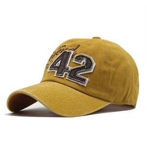 Dettaglio cappellino vintage giallo con toppa numero 42 e ricamo Legend in rilievo