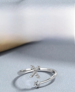 Detailansicht eines S925 Sterlingsilber-Rings mit X-Buchstaben und Mikrozirkon-Besatz