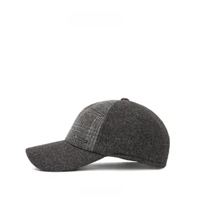 Détail de la casquette de baseball d'hiver en laine grise avec protège-oreilles et carreaux