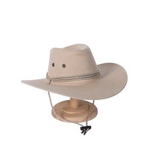 Dettaglio di un cappello da cowboy in feltro kaki con corda intrecciata e laccio