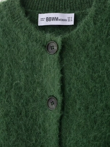 Dettaglio di cardigan in maglia pelosa verde scuro con bottoni e etichetta BBWM WOMAN