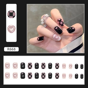 Faux ongles cœur rose et damier noir-violet en forme de carré court et arrondi