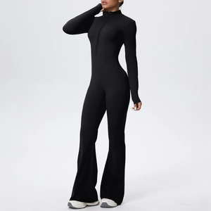 Détail d'une combinaison de yoga noire à manches longues avec demi-zip et bas évasés