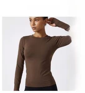 Détail du t-shirt de sport à manches longues AMI MEDEA pour femme en tissu respirant