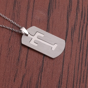 Détail du collier plaque militaire en acier brossé argenté avec découpe trident
