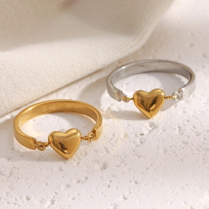 Anelli chic in acciaio inossidabile placcato oro 18K con ciondolo a cuore su tessuto bianco