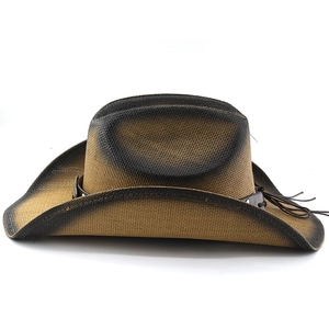 Vue détaillée d'un chapeau de cowboy en paille avec bandeau en cuir et boucle