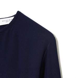 Robe courte minimaliste bleu marine, détail du col et tissu en sergé de qualité