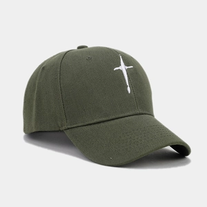 Détail de casquette de baseball olive avec broderie d'étoile blanche et sergé de coton