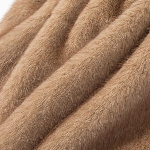 Gros plan macro de la texture en fausse fourrure marron d'un gilet de mode chic