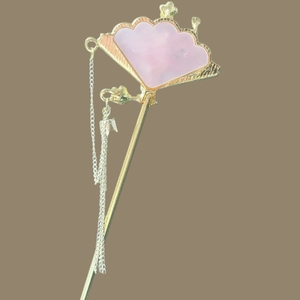 Dettaglio del fermaglio per capelli antico con ventaglio rosa e nappe in metallo dorato