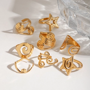 Detailed view of the 18K gold plated stainless steel star and wavy ring set