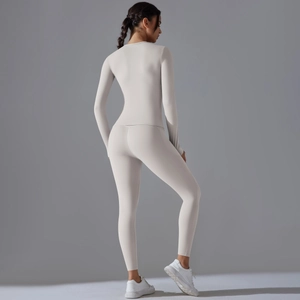 Vue arrière de l'ensemble de yoga gris avec haut à manches longues et legging moulant