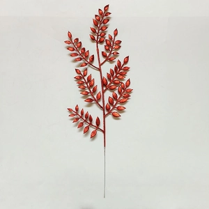 Dettaglio di rami con foglie rosse glitterate per decorazioni natalizie e festive