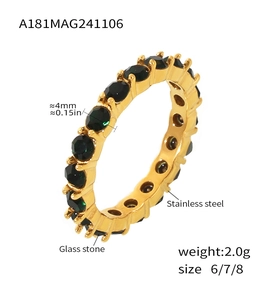 Dettaglio di pietre di vetro verdi da 4mm incastonate in un anello in acciaio placcato oro