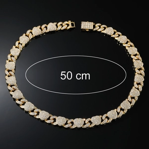 Détail d'une chaîne cubaine hip-hop dorée de 50cm sertie de cristaux micro-pave étincelants
