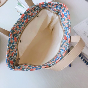 Vista dall'alto dell'interno della borsa floreale con zip e grande capacità interna