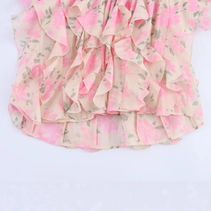 Chemisier femme en mousseline fleurie rose avec volants superposés et manches longues