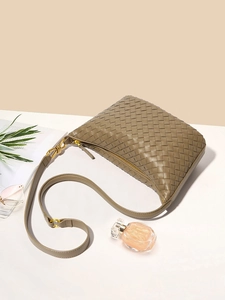 Borsa a spalla in pelle intrecciata verde oliva con fibbia a nodo dorato e zip superiore
