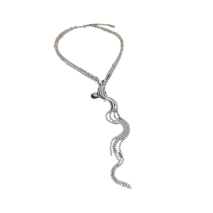 Elegantes Silberkropfband mit funkelnden Strasssteinen, langen Quasten und einer Perle