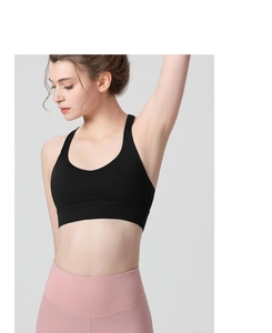 Gros plan du soutien-gorge de sport noir avec larges bretelles et dos nageur