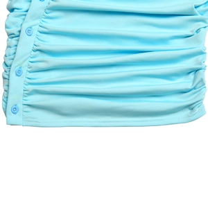 Détail du tissu plissé bleu avec boutons assortis montrant la texture et la couture