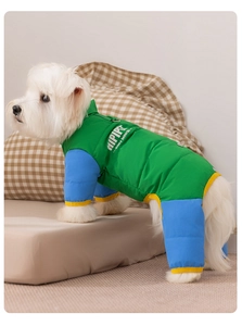 Détail d'une combinaison chaude pour chien bicolore avec tissu imperméable et doux
