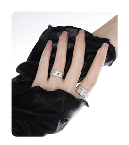 Nahaufnahme von S925 Sterlingsilber Ringen mit Lava-Textur an den Fingern des Models