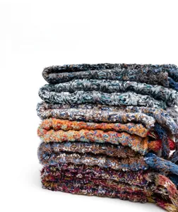 Gros plan de bonnets en tricot épais aux couleurs vives et texture douce