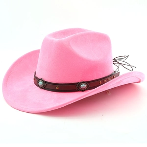 Détail du chapeau de cowboy rose en suédine avec bande en cuir et pierres turquoise